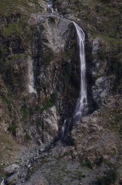 瀑布的垂直镜头 — 图库照片