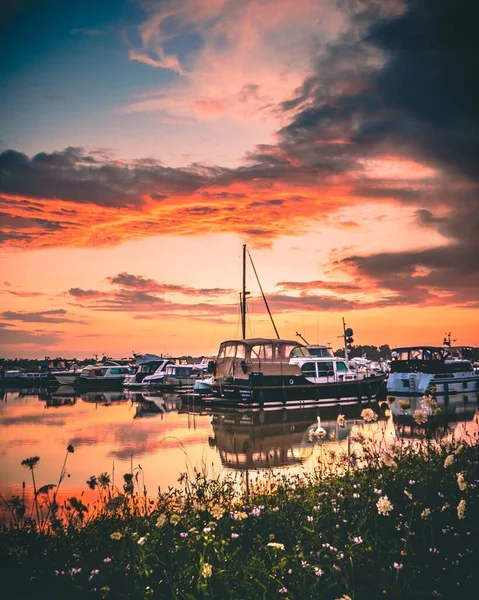 Nombreux Bateaux Amarrés Dans Port Allemagne Coucher Soleil — Photo