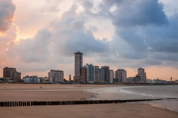 Uma Vista Deslumbrante Praia Areia Horizonte Moderno Contra Céu Nublado — Fotografia de Stock