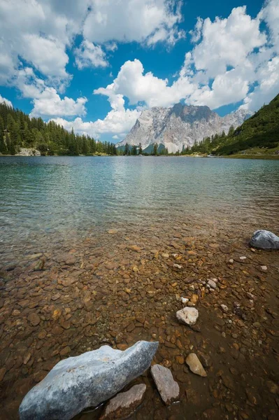 Pionowy Strzał Seebensee Jezioro Austrii Zugspitze Szczyt Tle — Zdjęcie stockowe