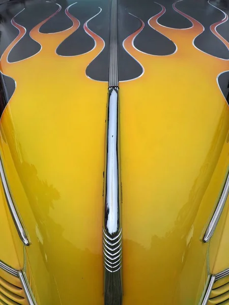 Eine Vertikale Aufnahme Der Front Eines Gelben Retro Autos Mit — Stockfoto
