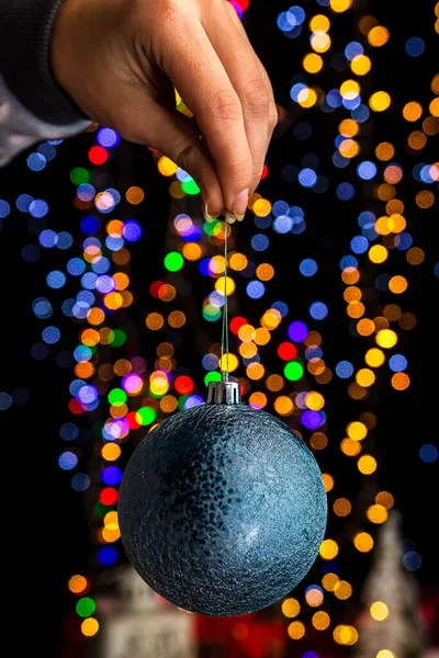 Eine Vertikale Aufnahme Einer Hand Die Eine Weihnachtsdekoration Mit Bokeh — Stockfoto