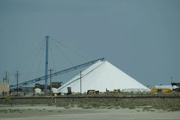 食盐金字塔旁边的建筑用起重机 — 图库照片