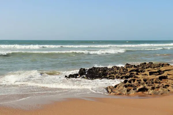 Una Vista Ipnotizzante Una Costa Rocciosa Con Onde Dure Una — Foto Stock