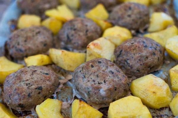 Deliziosi Deliziosi Succosi Hamburger Forno Con Patatine Fritte — Foto Stock