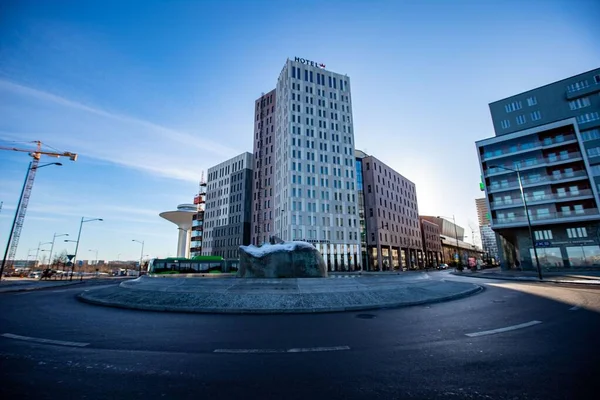 Blick Auf Das Malmö Arena Hotel Mit Brunnen Und Kunstwerk — Stockfoto