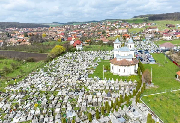 Regin Deki Mezarlıktaki Ortodoks Kilisesinin Havadan Görünüşü — Stok fotoğraf