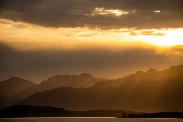 Belo Tiro Sol Dourado Noite Brilhando Entre Nuvens Sobre Montanhas — Fotografia de Stock