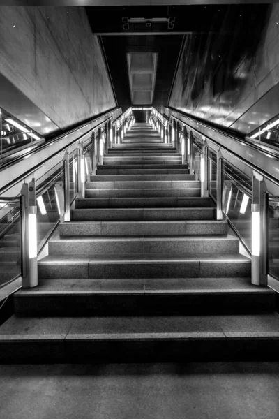 Tiro Vertical Baixo Ângulo Escada Com Trilhos Iluminados — Fotografia de Stock