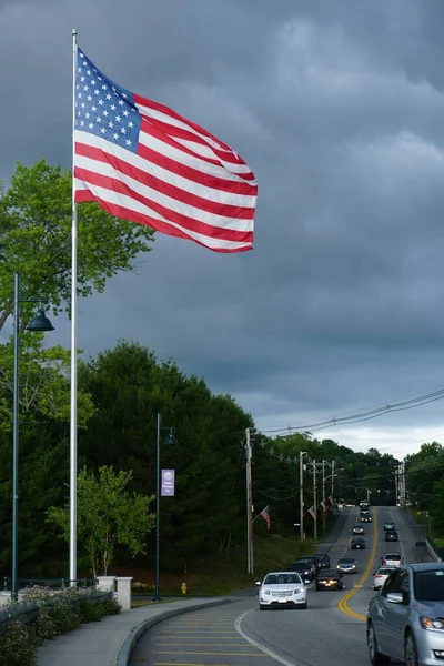 Coup Vertical Drapeau Américain Agitant Contre Ciel Nuageux — Photo