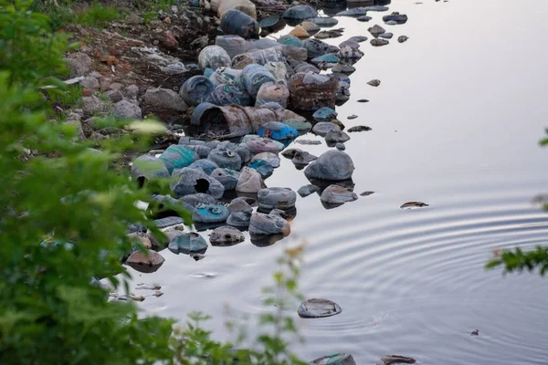 Vários Objetos Jogados Costa Lago Que Ambiente Poluído — Fotografia de Stock