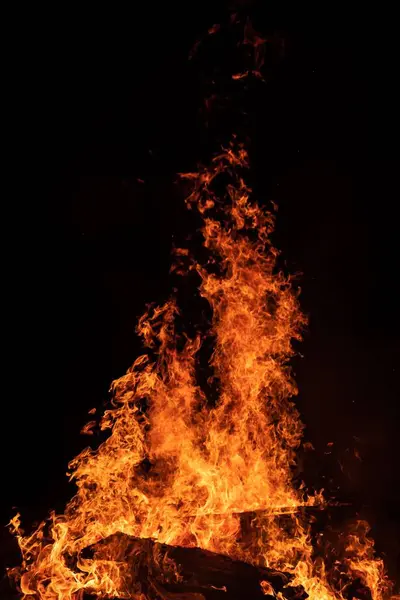 Disparo Vertical Una Hoguera Ardiendo Sobre Fondo Oscuro —  Fotos de Stock