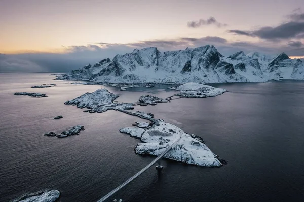 Drone Aéreo Tiro Bela Vila Piscatória Reine Nas Ilhas Lofoten — Fotografia de Stock