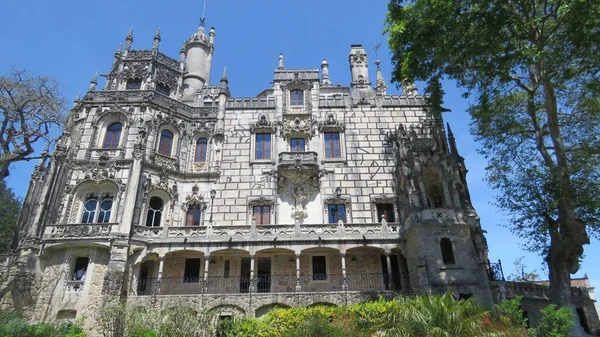 Niski Kąt Widzenia Pałacu Quinta Regaleira Sintra Portugalia — Zdjęcie stockowe