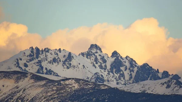 Όμορφη Χιονισμένες Βουνοκορφές Θέα Αφράτα Σύννεφα Στο Παρασκήνιο Κατά Ηλιοβασίλεμα — Φωτογραφία Αρχείου