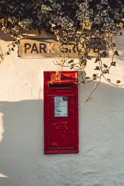 Eine Aufnahme Des Roten Englischen Briefkastens Der Wand Park Grove — Stockfoto