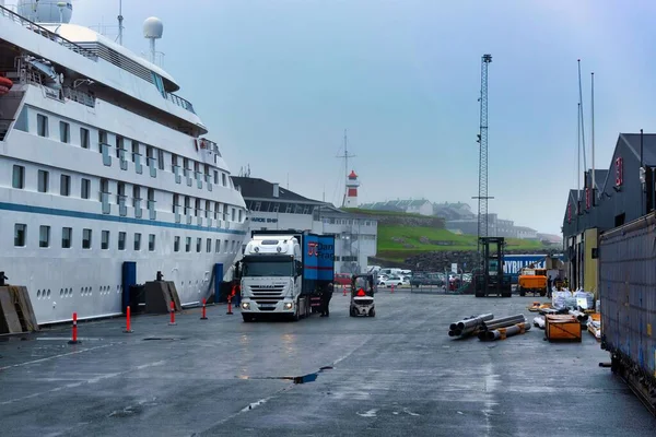 Σταθμός Ελλιμενισμού Φορτηγό Και Λευκό Κρουαζιερόπλοιο Στην Αποβάθρα Των Νήσων — Φωτογραφία Αρχείου