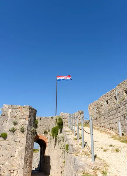 Uma Visão Baixo Ângulo Bandeira Croata Pólo Fortaleza Klis Perto — Fotografia de Stock