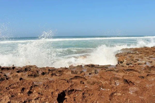 Okouzlující Pohled Skalnaté Pobřeží Zasažené Tvrdými Vlnami Slunečného Dne — Stock fotografie
