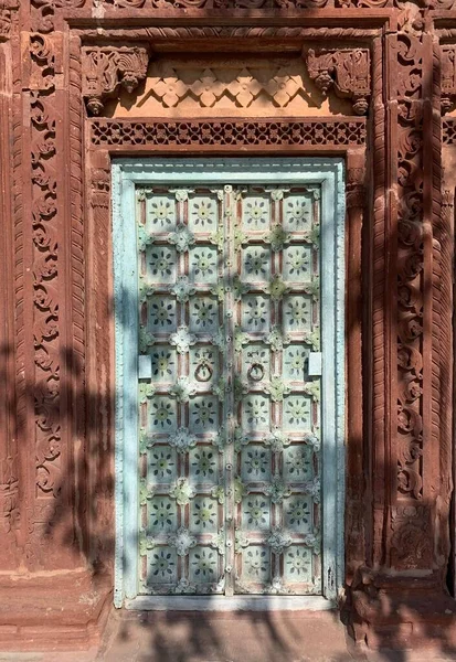Μια Κάθετη Βολή Από Μια Περίτεχνη Ξύλινη Πόρτα Mehrangarh Fort — Φωτογραφία Αρχείου