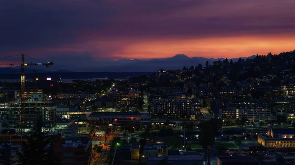 夜晚用起重机照明的城市景观 — 图库照片