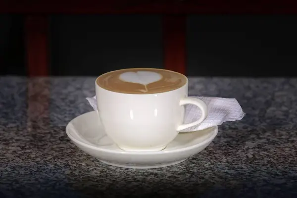 Primer Plano Una Taza Capuchino Fresco Con Corazón Latte Arte —  Fotos de Stock