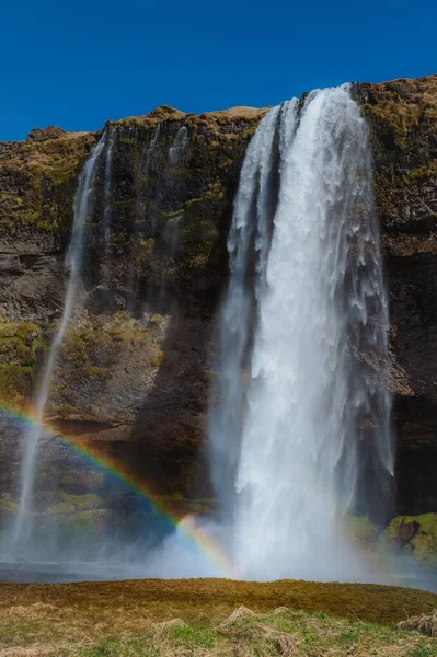 Seljalandsfoss Vízesés Folyik Sziklák Egy Szivárvány Izlandon — Stock Fotó