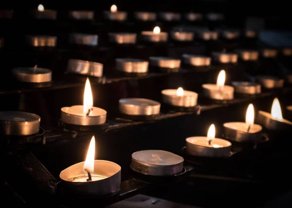 英国德文郡科钦顿教区教堂的祈祷蜡烛特写 — 图库照片