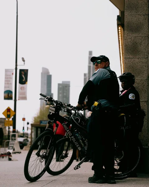 Ένα Πορτραίτο Των Αστυνομικών Του Σικάγο Ένα Ποδήλατο Στο Κέντρο — Φωτογραφία Αρχείου