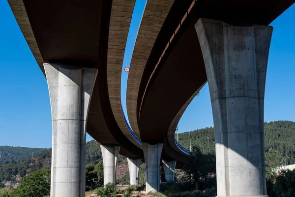 Μια Υπερυψωμένη Γέφυρα Αυτοκινητόδρομο Φόντο Τον Γαλάζιο Ουρανό — Φωτογραφία Αρχείου