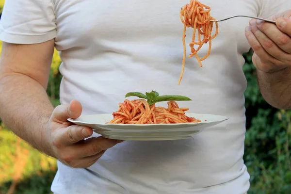 Detailní Záběr Mužských Rukou Jak Jedí Špagety Rajčaty Bazalkou — Stock fotografie