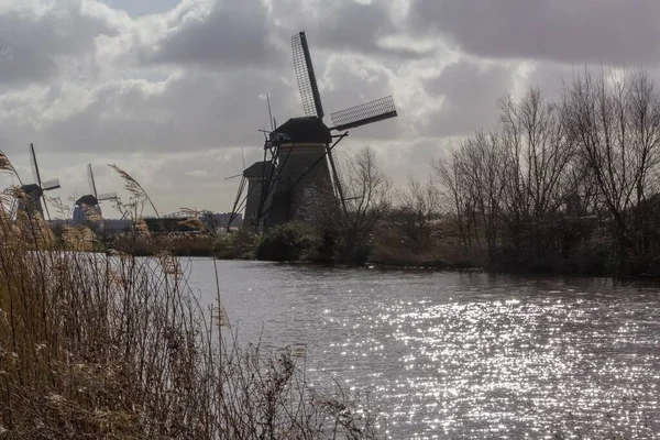 Красивый Снимок Ветряных Мельниц Kinderdijk Берегу Реки Нидерландах — стоковое фото