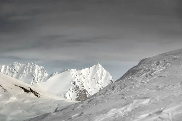 Kuzey Kutbu Nda Kar Kaplı Tepelerde Gölgeli Bir Kayayla Kaplanmış — Stok fotoğraf