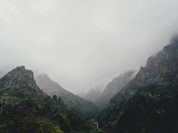 葡萄牙马德拉多雾的高山美景 — 图库照片