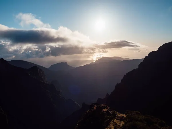 Een Prachtig Landschap Met Zon Die Schijnt Silhouetted Bergen Madeira — Stockfoto