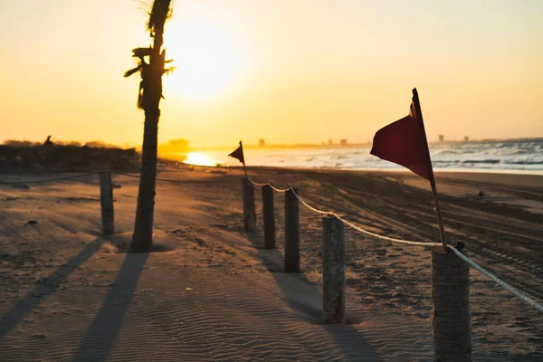 모래가 해변에 깃발을 철사로 울타리 — 스톡 사진