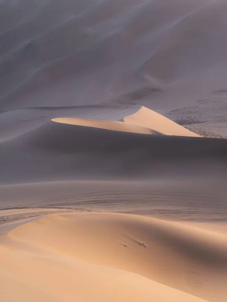 Een Verticaal Shot Van Zand Duinen Een Woestijn — Stockfoto