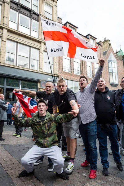 Vertical Shot Few Men Flags Marches English Defense League — Stock Photo, Image