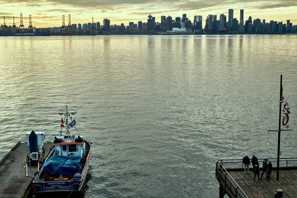 Ett Landskap Vancouver Staden Bakgrunden Varm Eftermiddag Förgrunden Båt Vid — Stockfoto