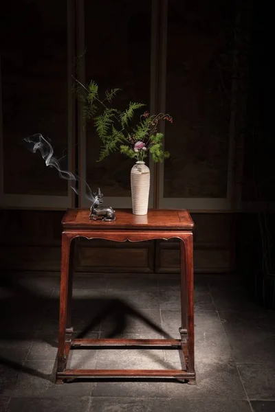 Suporte Incenso Forma Veado Vaso Com Flores Mesa Madeira Antiga — Fotografia de Stock