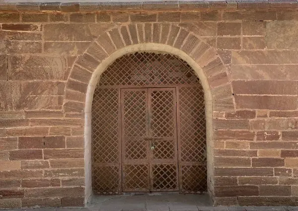 Старая Железная Арочная Дверь Здании — стоковое фото