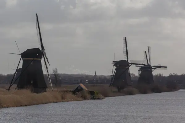 Красивый Снимок Ветряных Мельниц Kinderdijk Берегу Реки Нидерландах — стоковое фото