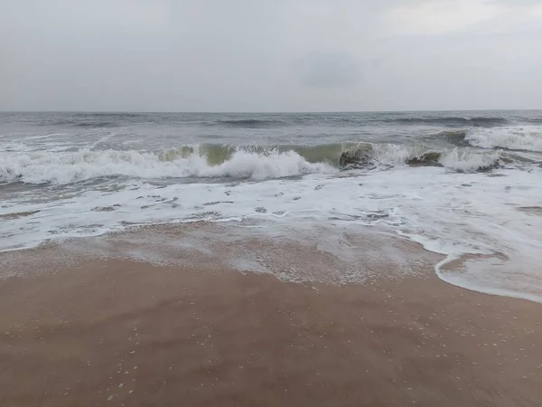 Schiuma Onde Del Mare Nella Spiaggia Calangute Sotto Cielo Grigio — Foto Stock