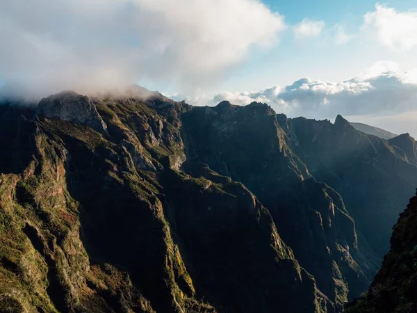 Een Prachtig Landschap Van Beboste Rotsachtige Bergen Wolken Madeira Portugal — Stockfoto