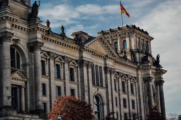 Uma Bela Vista Bandeira Alemã Acenando Reichstag Dome Alemanha — Fotografia de Stock