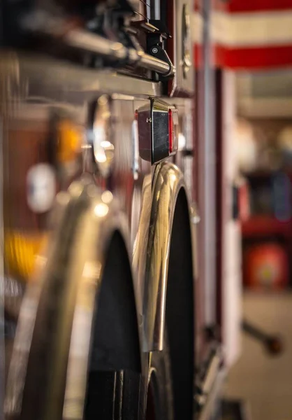 Een Verticale Close Van Details Van Een Brandweerwagen — Stockfoto