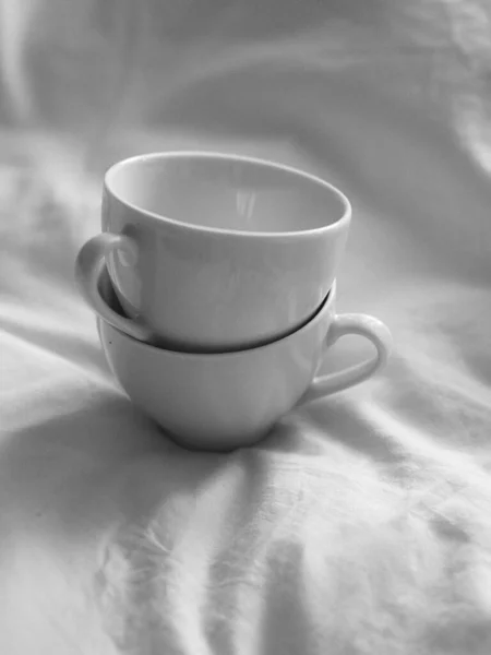 Szklankę Białej Herbaty Łóżku — Zdjęcie stockowe