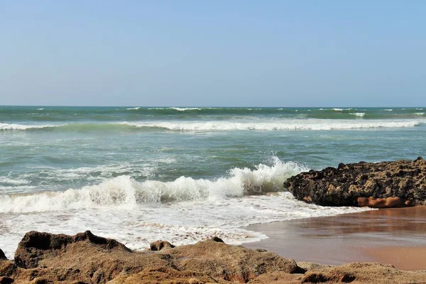 Nádherný Výhled Marocké Pobřeží Atlantiku Silnými Vlnami Písečnými Plážemi — Stock fotografie