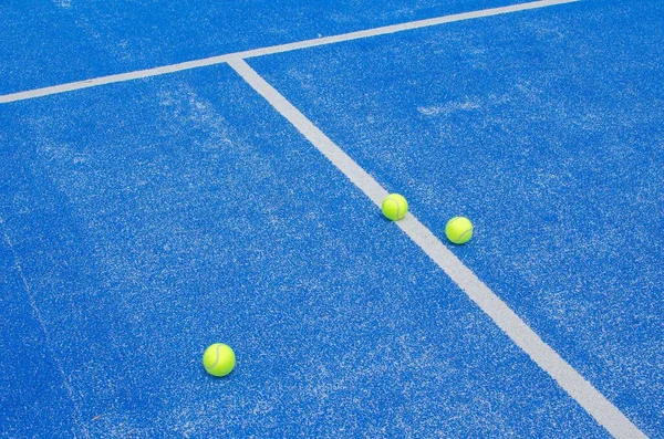 Três Bolas Perto Linha Central Campo Ténis Raquete Azul — Fotografia de Stock