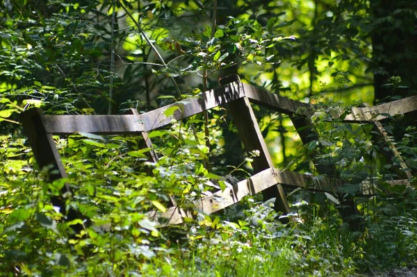 Ένας Σπασμένος Ξύλινος Φράχτης Έπεσε Έναν Κήπο — Φωτογραφία Αρχείου